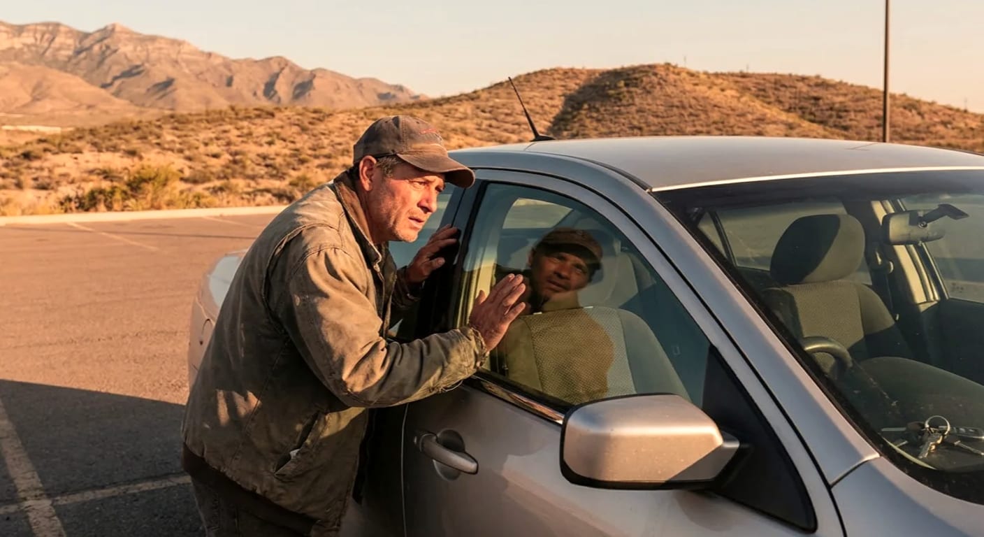 Operador de grúa abriendo la puerta de un carro estacionado en una calle de El Paso